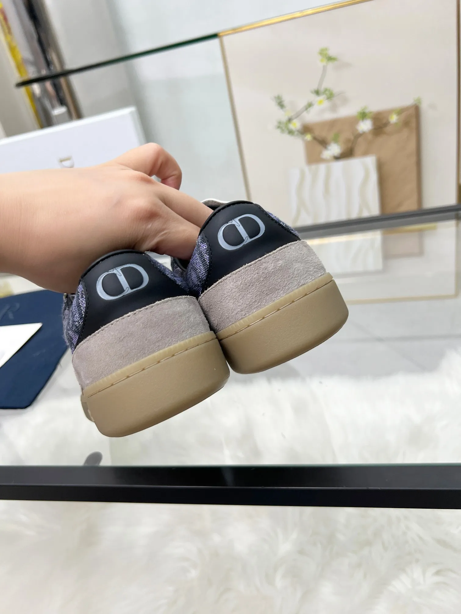 👟👟Ex-factory price 460👟👟Male size +10 correct✅ version. 𝐃𝐢𝐨𝐫 𝟮𝟱𝐏𝐫𝐞-𝐅𝐚𝐥𝐥 𝐁𝐞𝐫𝐥𝐢𝐧 𝟬𝟭 Dior B01 couple casual moral training shoes white shoes sneakers late 90s fashion brand Maison Margiela purchased GAT in large quantities and gave them a makeover. This shoe type of De Xun officially started its fashion journey. Original: Top layer of cowhide, cowhide lining, original outsole Size: 35-45 (40 for women, 45 for men, custom made, non-refundable)
